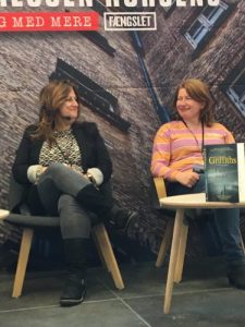 Elly Griffith (tv) og Belinda Bauer (th)