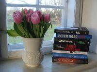 Tulipaner og bøger i vindueskarm